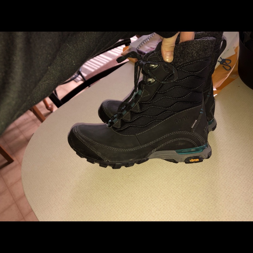 Ahnu Thinsulate 3m 6.5 Waterproof Boots
